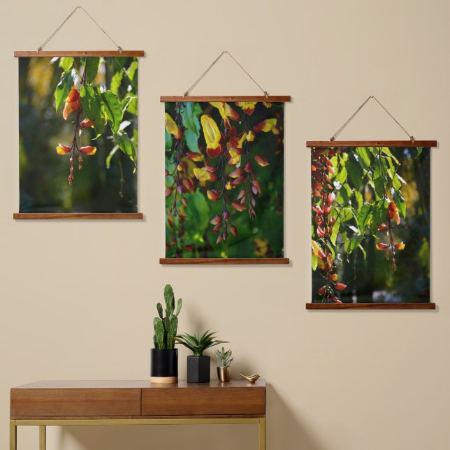 Botanischer Wein aus exotischem Gelb und roter ind Wandteppich Mit Holzrahmen (Asymmetrisch)