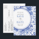 Botanisches blaues Chinoiserie Hochzeit Sichern Ankündigungspostkarte<br><div class="desc">Beeindrucken Sie Ihre Gäste mit dieser klassischen Save the Date Karte. Das elegante Chinoiserie-Design besticht durch botanische Blumen und Blattmuster in Blau und Weiß. Verwenden Sie die Textfelder, um die Karte mit Ihren eigenen Texten und Details zu personalisieren. Wenn Sie gewollt haben, den Stil, die Farbe oder die Textplatzierung des...</div>