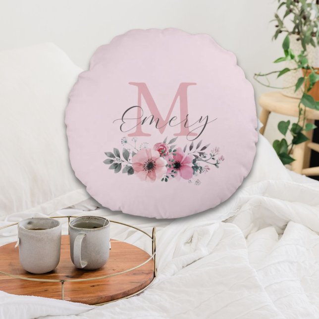 Botanisches chicrosa Aquarellblütenmonogramm Rundes Kissen (Botanical chic pink watercolor floral monogram round pillow)
