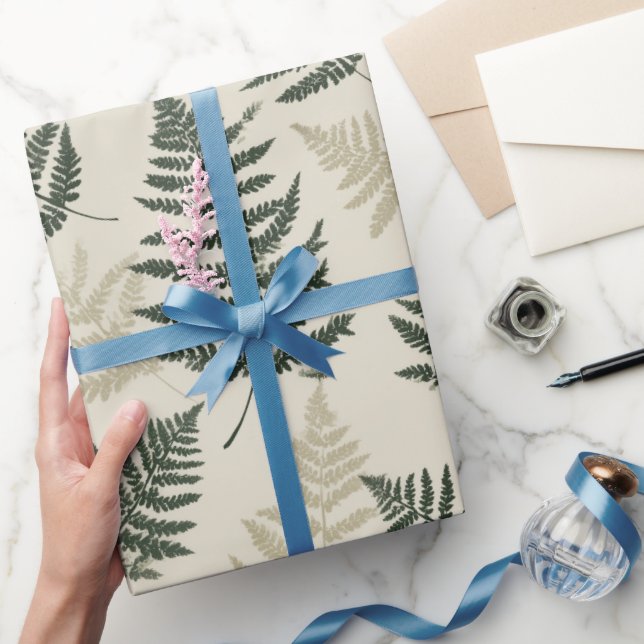 Botanisches Grün Farn Beiges Blumenmuster Geschenkpapier (Schenken)