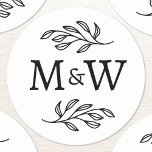 Botanisches Hochzeitscouple-Monogramm Runder Aufkleber<br><div class="desc">Fügen Sie Ihrer Hochzeit eine Touch von Klasse mit diesem einzigartigen personalisierten Paar monogramm erste botanische Blätter Design. Moderner,  minimalistischer und einfacher Serif-Schriftart für ein raffiniertes Aussehen. Ideal für Ihre Einladungen Schreibwaren und Gaumenkästen. Originelle Kunst von Nic Squirrell.</div>