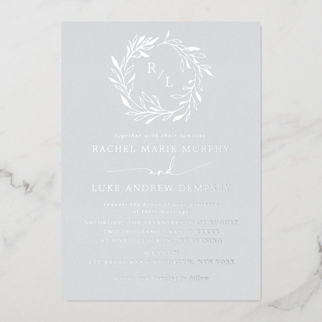 Botanisches Laurel Leaf Wreath Wedding Monogram Folieneinladung (Vorderseite)