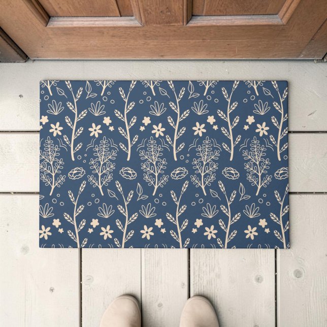 Botanisches Muster Fußmatte (Navy doormat with cream wildflower and branch pattern, shown from above.)