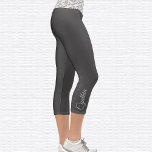 Botanisches Om-Symbol Hochwaiste Capri Leggings<br><div class="desc">Farbenfrohe botanische Muster Om-Symbol ist auf dem Bund gekachelt, die Capri-Leggings sind dunkelgrau. Name in hellgrau auf der Außenseite des rechten Kalbes. Ändern oder entfernen Sie den Namen einfach mit der bereitgestellten Vorlage. Es gibt genügend Platz für einen vollständigen Namen oder anderen Text. Größen von XS (0-2) bis XL (16)...</div>