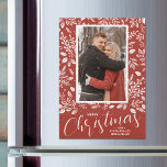 Botanisches Weihnachtsfest Foto Rustikale Magnetka Magnetkarte<br><div class="desc">Diese Magnetkarten sind mit weißen Beeren,  Blätter und Punkten rund um Ihr beliebtes Foto auf einem rustikal roten Hintergrund mit Ihren Namen und in schicken Schriften am unteren Ende zu sehen. WEITERE Designs in unserer Sammlung.</div>