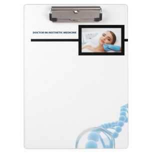 Botox Einspritzungen auf Stirn durch ästhetischen Klemmbrett