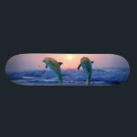 Bottlenose Dolphin bei Sonnenaufgang Skateboard<br><div class="desc">Neben Schnelligkeit, Fleiß und Intelligenz ist der Dolphin auch ein Botschafter der Liebe. Dies ist teilweise auf seine Verbindung mit Delphi zurückzuführen, die die Liebe im Mutterleib verkörpert. Aphrodite, die griechische Göttin der Liebe, soll die Form des Delfins annehmen und war auch als die Frau des Meeres bekannt. Wenn das...</div>