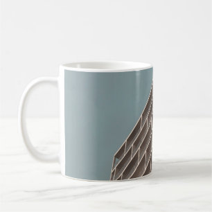 BOTTOMANSICHT AUF HOCHRANGIGES GEBÄUDE KAFFEETASSE