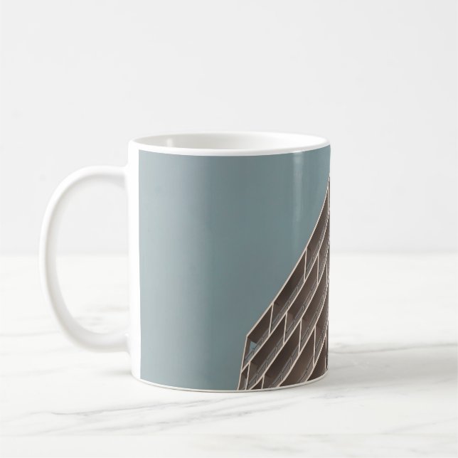 BOTTOMANSICHT AUF HOCHRANGIGES GEBÄUDE KAFFEETASSE (Links)