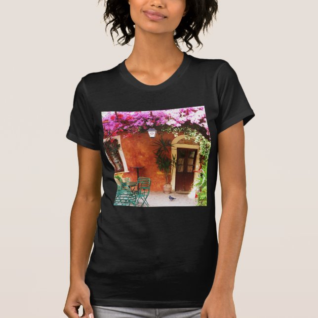 Bouganvilla wachsend außerhalb eines Hauses, T-Shirt (Vorderseite)