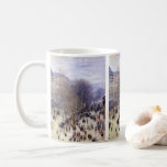 Boulevard des Capucines von Claude Monet Kaffeetasse<br><div class="desc">Der Boulevard des Capucines (1873) von Claude Monet ist ein Vintager Impressionismus, ein Kunststadtbild mit einer Straßenszene in Paris, Frankreich. Der Boulevard des Capucines ist einer der vier "Großen Boulevards" in Paris, einer Kette von Boulevards, die von Ost nach West verläuft, zu der auch der Boulevard de la Madeleine, der...</div>