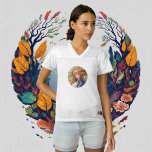 Bounty of the Seasons: Eine Feier in Collage Frauen Football Trikot<br><div class="desc">Dieses Mabon-Design feiert den Herbstnachtgleichen mit lebhaften Bildern von Ernte, Gleichgewicht und Dankbarkeit. Mit seinen üppigen Früchten wie Äpfeln und Trauben, einer von Blume und Pflanzen umgebenen weiblichen Figur und einer warmen Farbpalette aus goldenen Gelben, tiefen Orangen und üppigen Grüntönen verkörpert es den Herbstgeist. Das Design betont Themen der Natur,...</div>