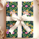 Bouquet Blume Florenz Geschenkpapier<br><div class="desc">Dieses elegante Verpackungspapier besticht durch ein lebhaftes Bouquet mit farbenfrohen Blume-Set vor einem tiefen, reichen Hintergrund. Das Blumendesign ist mit einer Vielzahl von Blumen und üppiger Vegetation gestaltet, die sich perfekt für eine feminine und raffinierte Touch eignet. Ideal für Geburtstage, Brautpartys, Hochzeiten und besondere Anlässe, bietet dieses Blumenpapier ein frisches...</div>