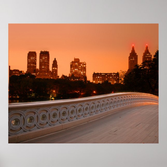 Bow Bridge at Twilight in Central Park, NYC Poster (Vorne)