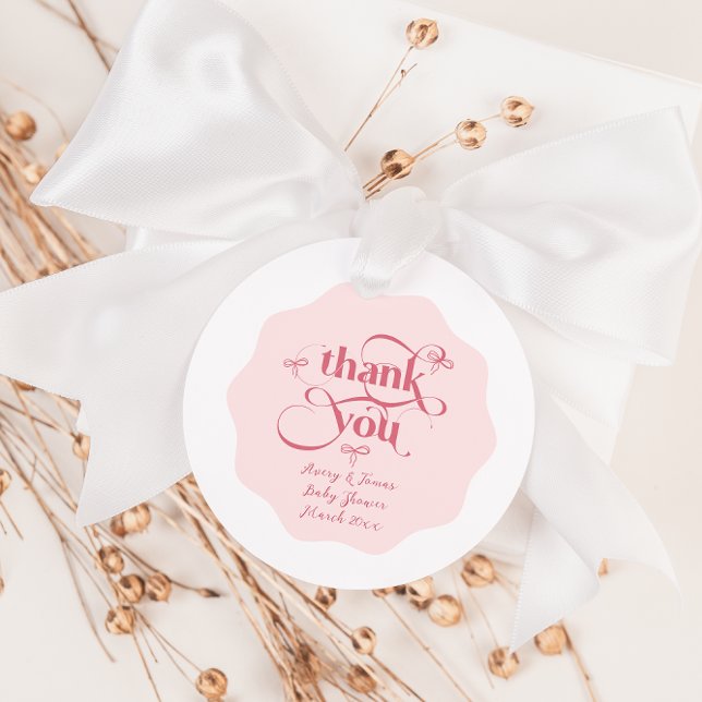 Bow Modern Minimalistisch Wavy Pink Girl Babydusch Geschenkanhänger (Von Creator hochgeladen)