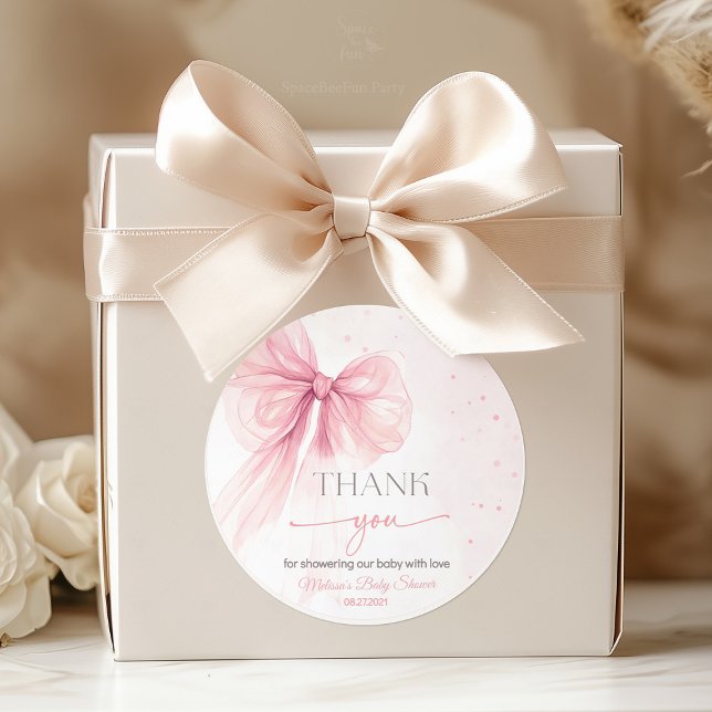 Bow Pink Coquette Babydusche Runder Aufkleber (A delicate Bow Pink Coquette baby shower collection featuring soft pink bows, elegant details, and c)