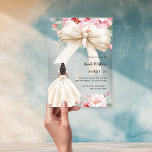 Bow rosa Florals Kleidung cremefarben Sweet 16 Acryleinladungen<br><div class="desc">Der helle,  durchsichtige Hintergrund ist mit einem großen,  cremefarbenen Bogen,  rosa Blume und einem Mädchen in einem cremefarbenen Kleid dekoriert. Personalisieren und fügen Sie einen Namen und Party-Details hinzu.</div>
