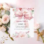 Bow rosa Florals Sweet 16 Einladung<br><div class="desc">Ein eleganter,  weißer Hintergrund mit einem großen rosa Bug und rosa Blume. Personalisieren und fügen Sie einen Namen und Party-Details hinzu. Zurück: Weicher rosa Hintergrund. 1 Blatt = 1 Einladung mit Druckkante bis Kante.</div>
