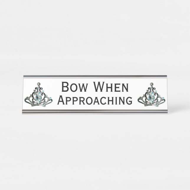 "Bow When Approach" Tiara Schreibtischnamensplakette (Vorderseite )