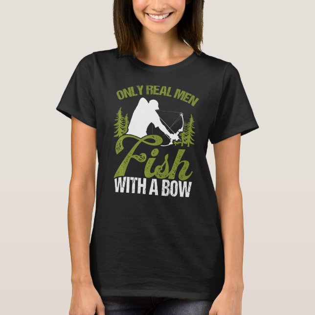 Bowfisher Only Real Men Fish with A Bow Hunter Fis T-Shirt (Vorderseite)