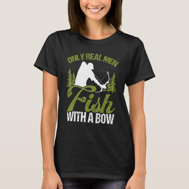 Bowfisher Only Real Men Fish with A Bow Hunter Fis T-Shirt (Vorderseite)