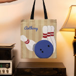 Bowling Ball und Buttone Personalisiert<br><div class="desc">Erstellen Sie ein personalisiertes Geschenk für Ihren Lieblings-Bowler,  wenn Sie ihren Namen zu dieser Tote-Tasche hinzufügen. Die Vordertasche hat eine realistische Abbildung eines Bowlingkugel und Bowling Buttone Set vor einem bräunlich gestreiften Hintergrund mit einem Spot,  um einen Namen in blauen Schriftzeichen hinzufügen. Auf der Rückseite befinden sich koordinierende Bowling-Designabbildungen.</div>