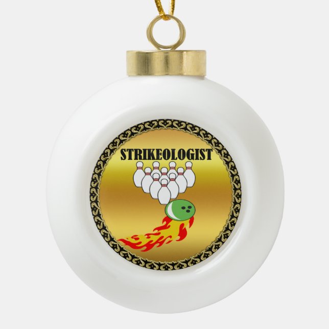 Bowling Buttone und Ball mit dem Wort STRIKEOLOGIS Keramik Kugel-Ornament (Vorderseite)