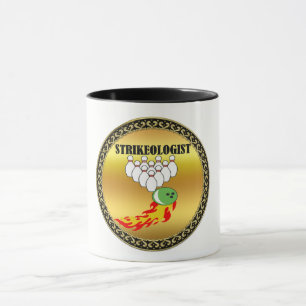 Bowling Buttone und Ball mit dem Wort STRIKEOLOGIS Tasse
