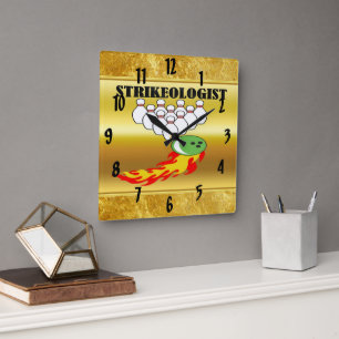 Bowling pins and ball with the word STRIKEOLOGIST Quadratische Wanduhr