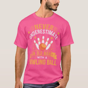 Bowling unterschätzt nie einen alten Mann mit eine T-Shirt