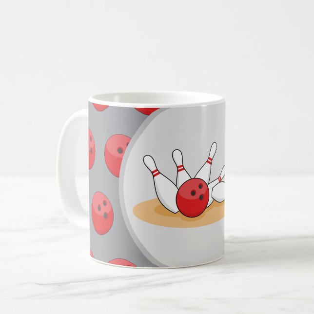 Bowlingkugel trifft Kegel mit Ballmuster Kaffeetasse (Vorderseite Links)