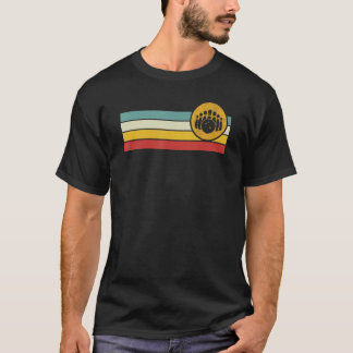 Bowlingkugel und Pins im abgenutzten Vintage-Retro T-Shirt