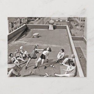 Boxende Frauen auf einem Dach 1938 Vintage Postkarte