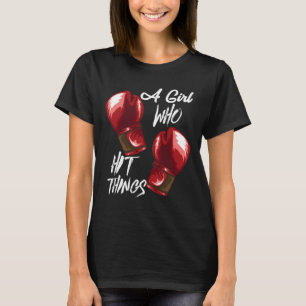 Boxende und kickboxende Frauen, ein Mädchen, das D T-Shirt
