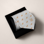 Boxer Dogs Muster Mit Monogramm Krawatte<br><div class="desc">Boxer Hunde Muster Design auf einem klassischen silber oder hellgrauen Hintergrund. Personalisieren Sie mit einem Monogramm,  um das perfekte aus einem freundlichen Geschenk zu machen. Suchen Sie eine andere Farbe? Kein Problem! Klicken Sie einfach auf die Schaltfläche "Anpassen" und wählen Sie die Hintergrundfarbe Ihrer Wahl aus.</div>