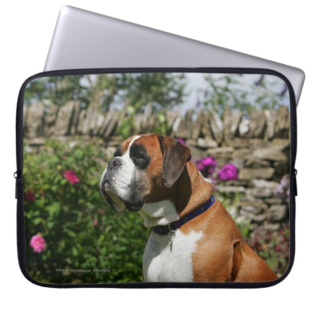 Boxer-Hund in den Blumen Laptopschutzhülle (Vorderseite)