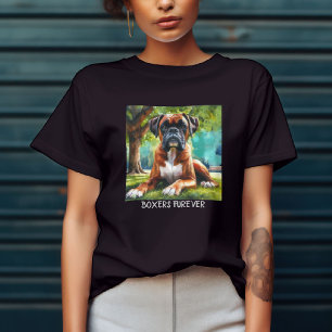 Boxer Hund 🐾wedelt mit dem Hintern und wedelt mit T-Shirt