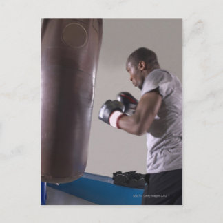 Boxer mit Stanzbeutel im Fitnessraum Postkarte