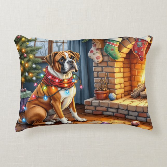 Boxer Sitting by Fireplace with Christmas Lights Dekokissen (Vorderseite)