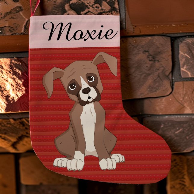 Boxer Welpe auf der Red Christmas Pattern Kleiner Weihnachtsstrumpf (A boxer puppy cartoon portrait on a personalized red christmas stocking, hanging from the mantle.)
