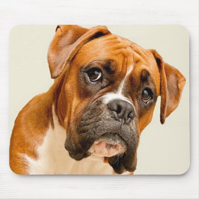 Boxerwelpe auf Elfenbeincremehintergrund Mousepad (Vorne)