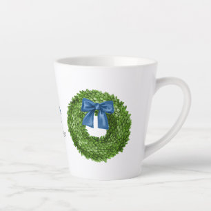 Boxwood Wreath mit Blue Bow-Keramik Milchtasse