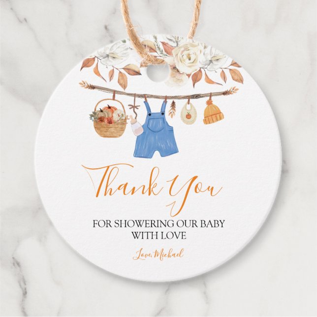 Boy Autumn Clothes Pumpkin Fall Baby Showdusche Geschenkanhänger (Vorderseite)