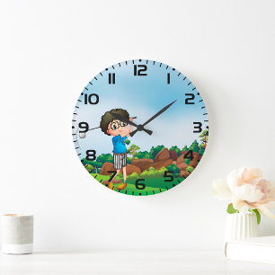Boy Playing Golf Große Wanduhr