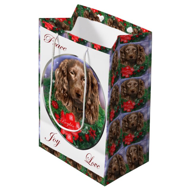 Boykin Spaniel Weihnachten Mittlere Geschenktüte (Vorderseite Schrägansicht)