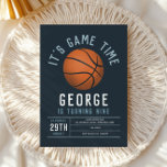 Boys Basketball Kinder Sport Geburtstag Einladung<br><div class="desc">Mit dieser modernen Basketball-Geburtstagseinladung ein großes Ergebnis! Mit seinem kühlen Design und einem klassischen orangefarbenen Basketball auf einem sauberen Hofboden ist diese Einladung perfekt für eine 9. Geburtstagsparty - ob auf dem Platz, auf der Zuhause oder im Park. Passen Sie den Namen, das Alter und die Party-Daten einfach an, indem...</div>