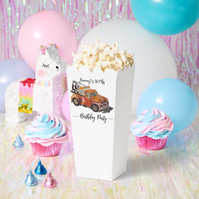 Boys birthday party with wrecker geschenkschachtel (Party)