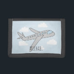 Boy's Blue Airplane Reisedesign mit Namen Tri-fold Geldbeutel<br><div class="desc">Dieses transportierte Thema Flugzeug Geldbörse Design verfügt über ein handgezeichnet Doodle-Flugzeug mit einem Hintergrund von blauem Himmel und Wolken,  und kann mit dem Namen Ihres Jungen personalisiert sein. Ideal für ein Flugzeug und reisebegeistertes Kind! Karo in unserem Shop für andere niedliche Designs.</div>