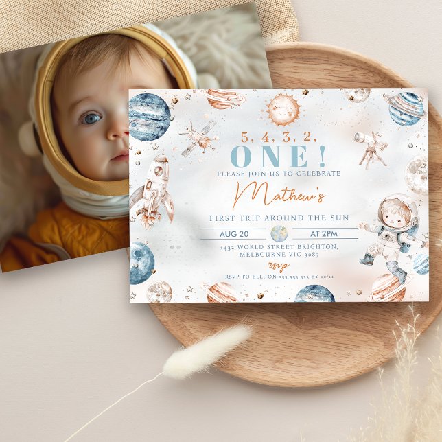 Boys Blue Astronaut Erster Ausflug rund um Sun zum Einladung (Boys First Trip Around the Sun 1st Birthday Invitation Photo on the Back  Cute Astronaut Outer Space)
