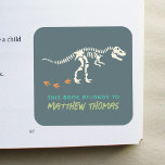 Boys Blue Dieses Buch gehört zu T-Rex Dinosaur Kin Quadratischer Aufkleber<br><div class="desc">Dieses coole Junge's "Dieses Buch gehört" Buchzeichen-Design verfügt über ein t-Rex Dinosaurier Fossil und hat Platz für Sie,  um Ihren Kindern Namen in schöne Typografie. Perfekt für den Rücken Ihres Kindes in die Schulausstattung. Karo aus der Erholung unserer Kollektion für andere niedliche Kinderartikel.</div>